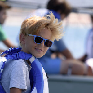 Foto di un bambino al corso di vela FIV in Versilia