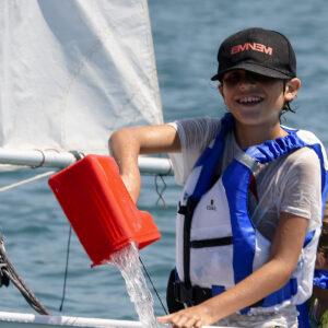 Foto di un bambino che gioca al corso di vela FIV