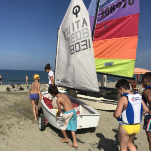 Foto lezione di vela su Optimist in Versilia